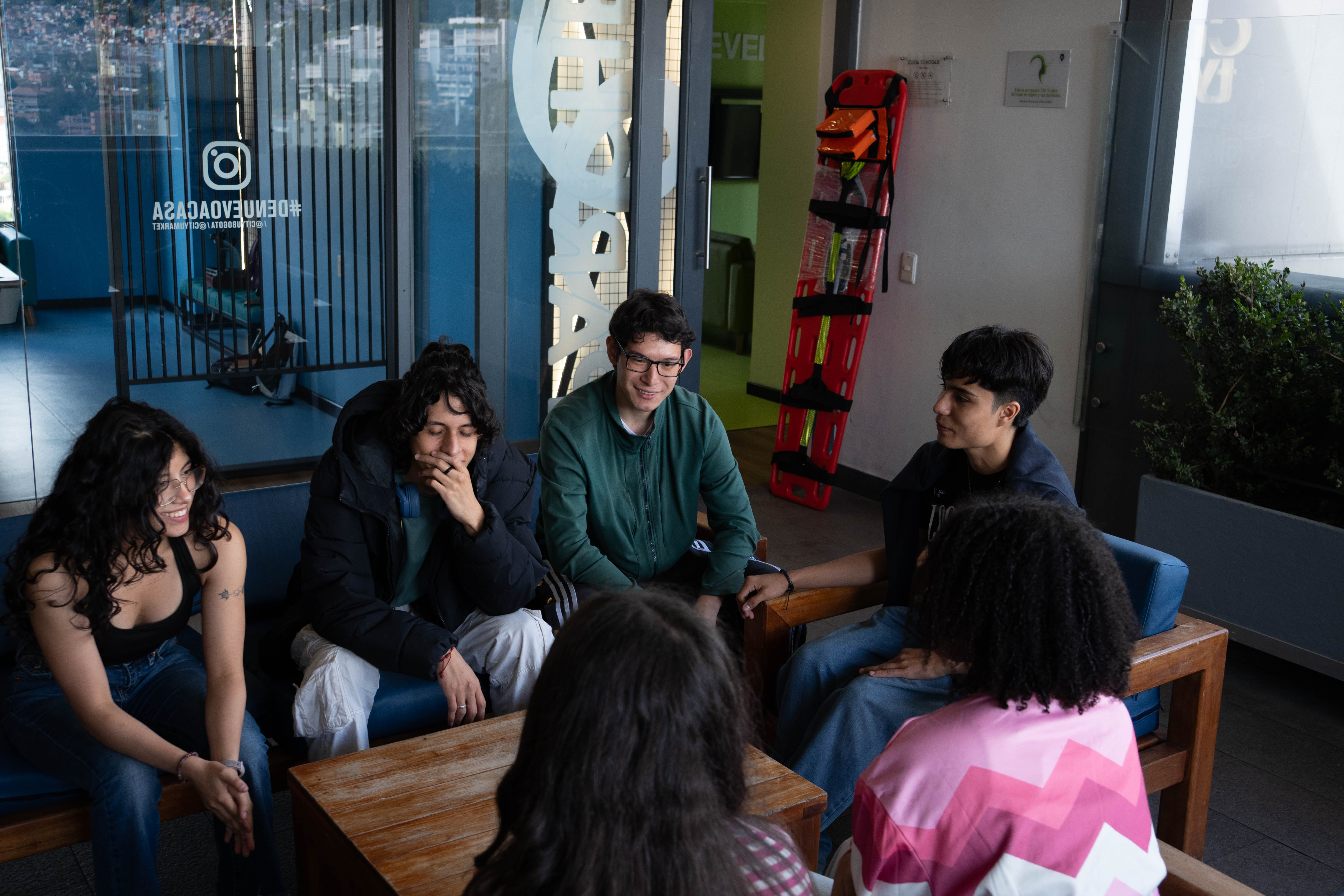 Residentes de CityU compartiendo en una zona común
